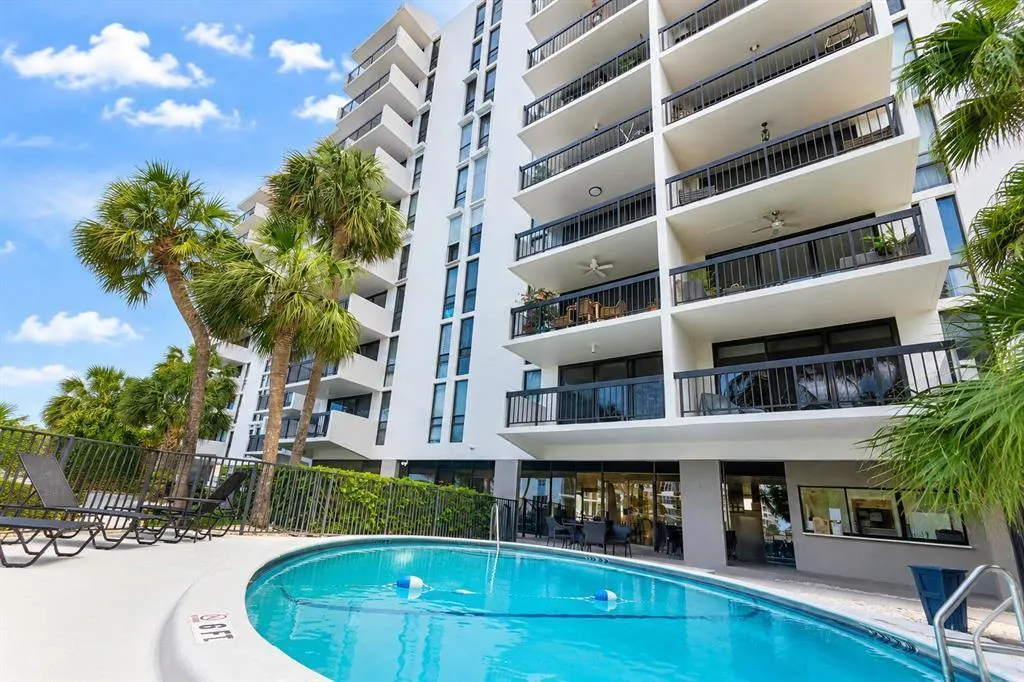 4800 BAYVIEW Drive #306