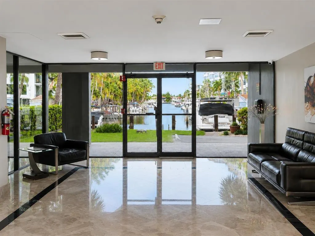 4800 BAYVIEW Drive #306