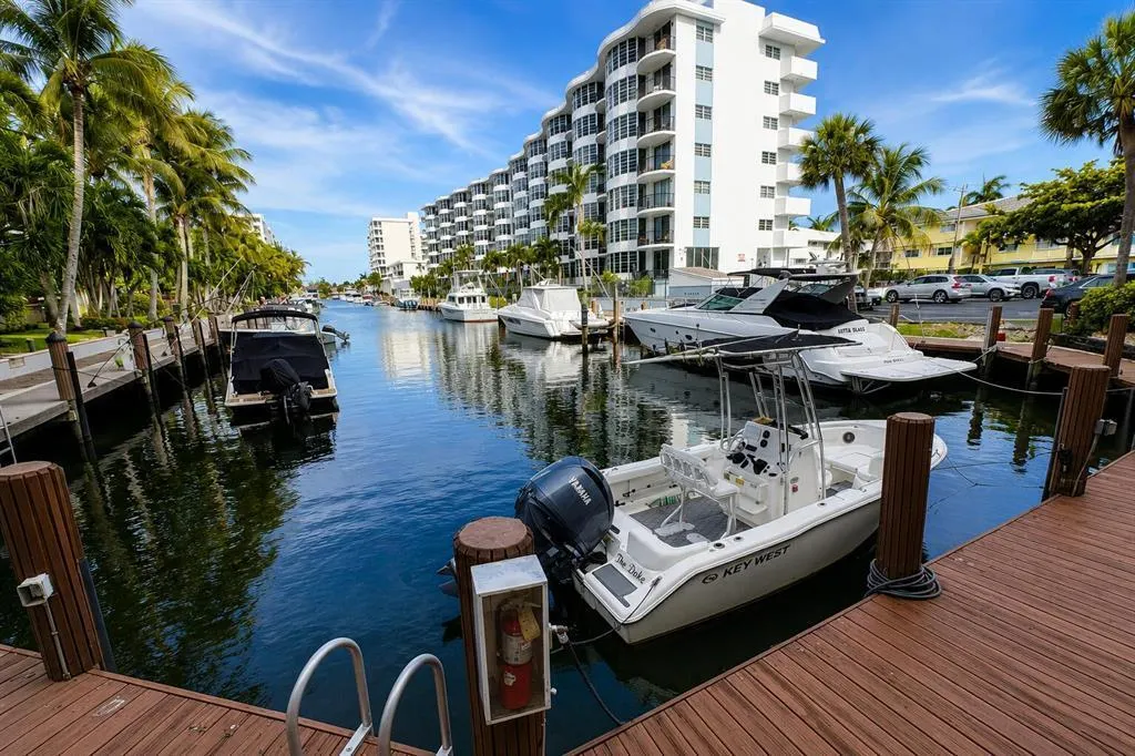 4800 Bayview Drive #306