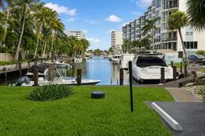 4800 Bayview Drive #306