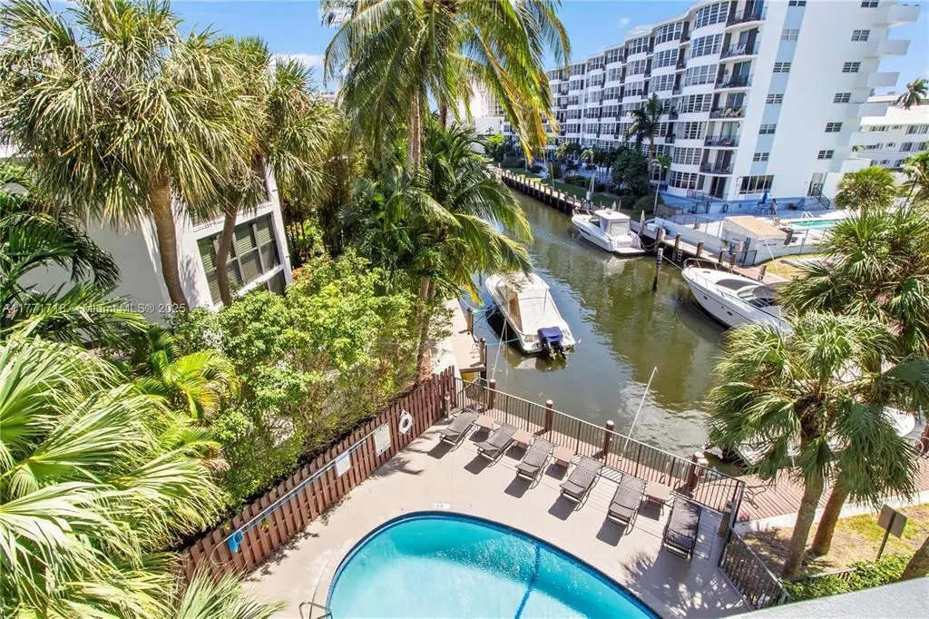 4800 Bayview Drive #306