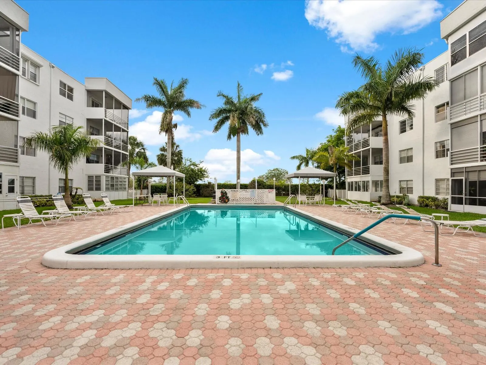 2998 E SUNRISE LAKES Drive E #110