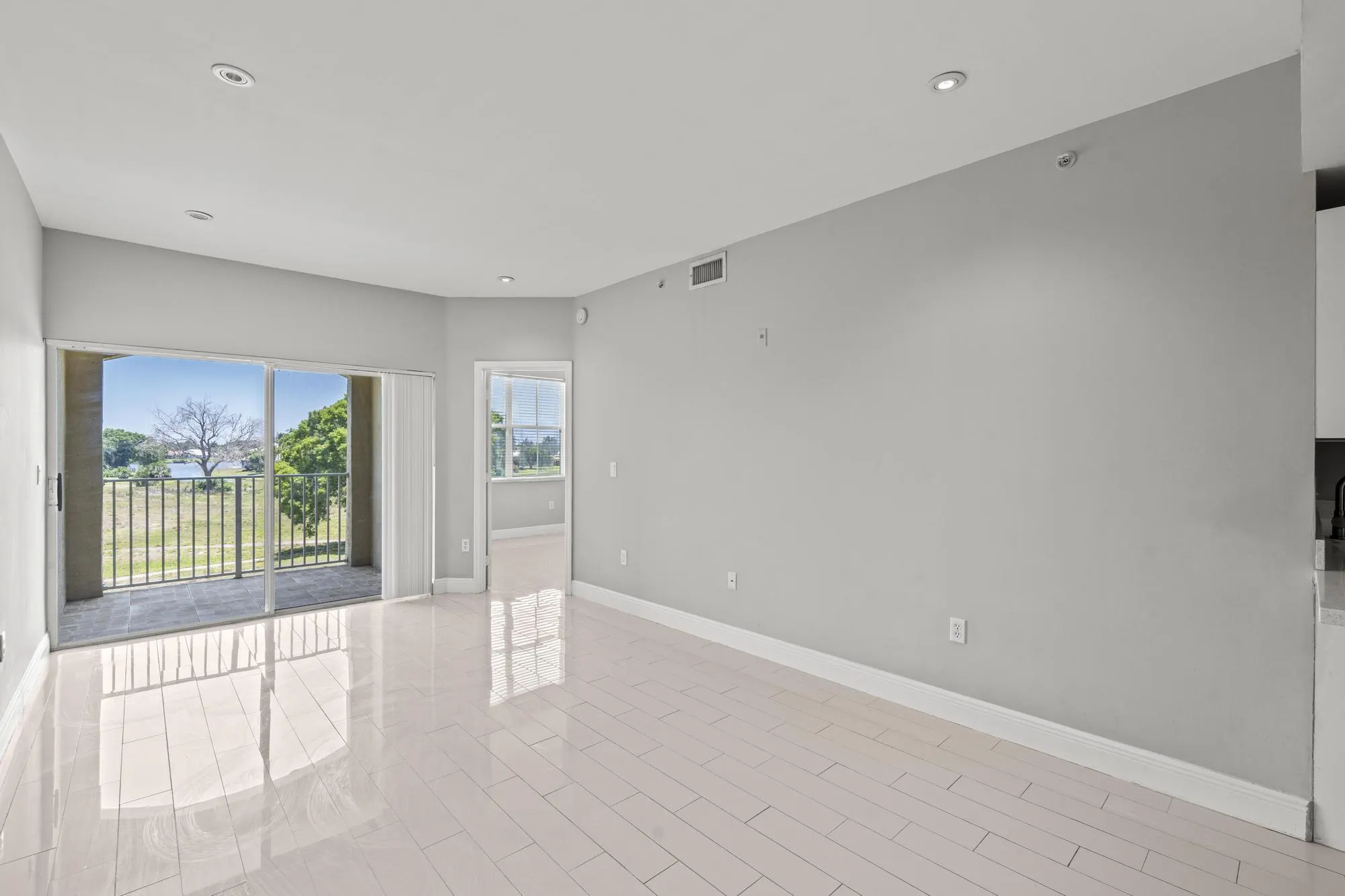 2060 GREENVIEW SHORES Boulevard #322