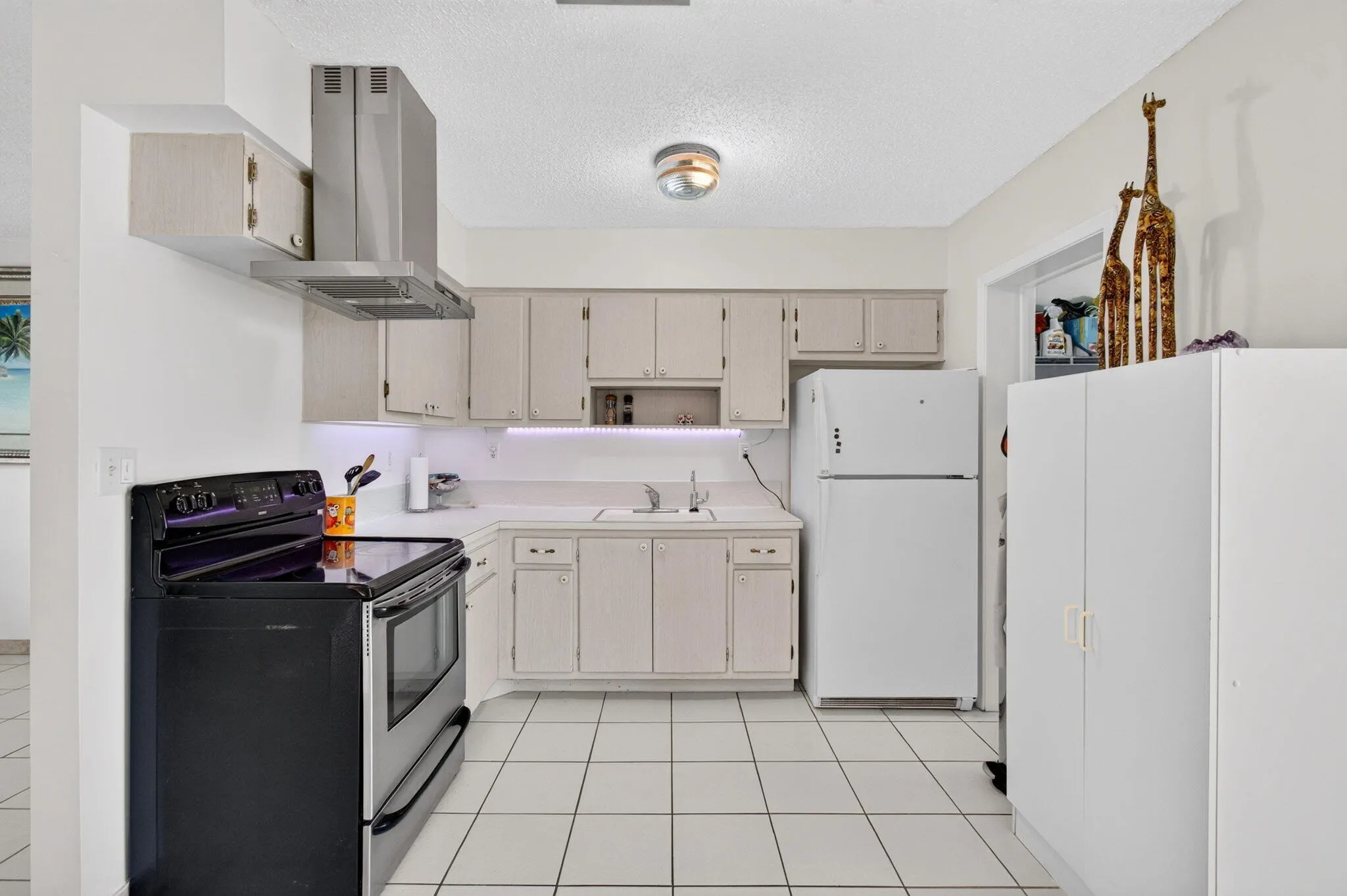2703 Peer Lane