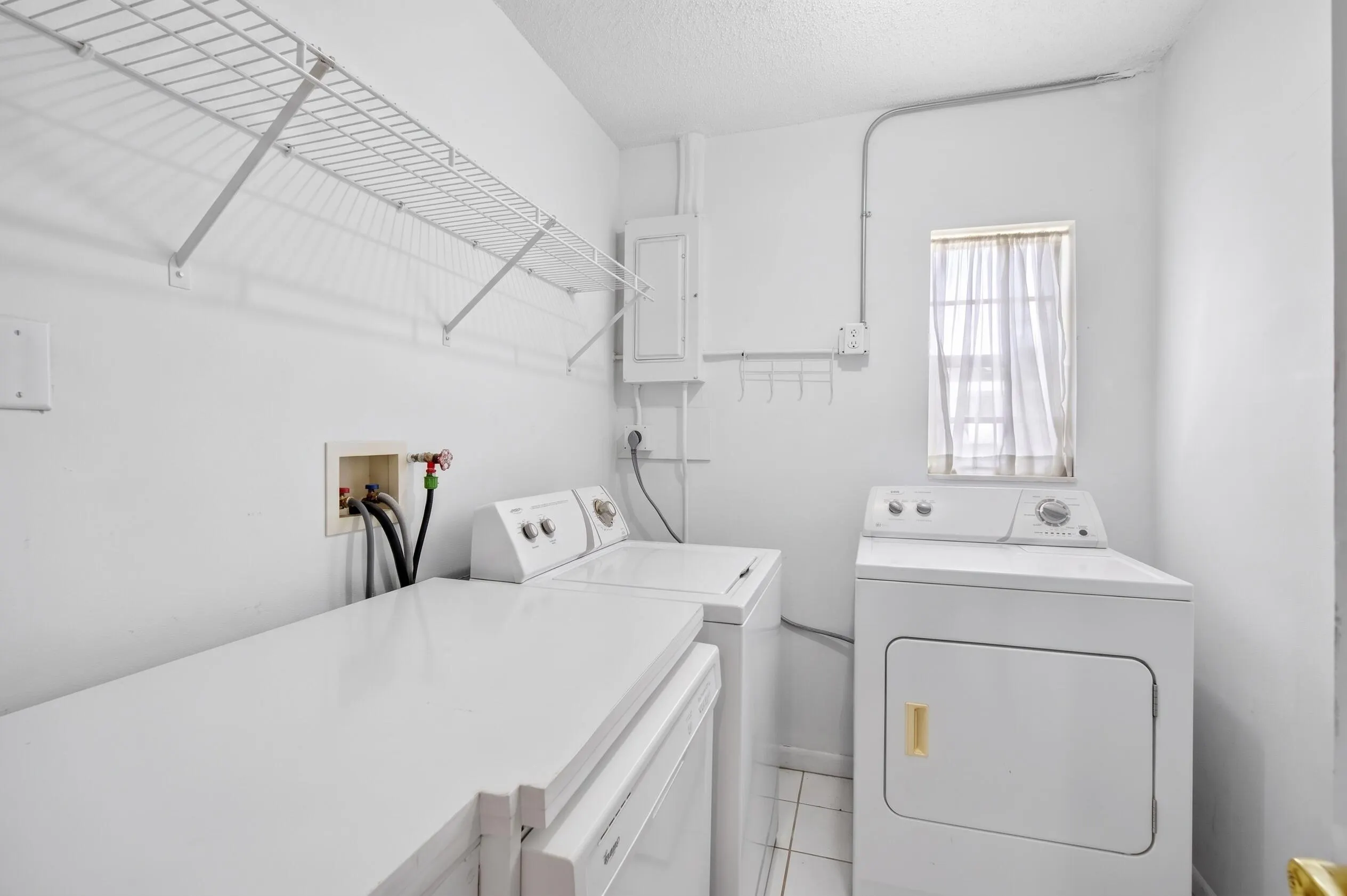 2703 Peer Lane
