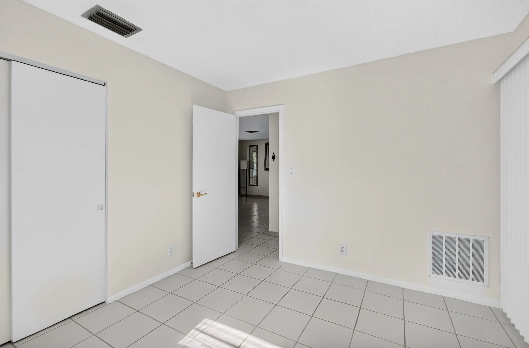 2703 Peer Lane