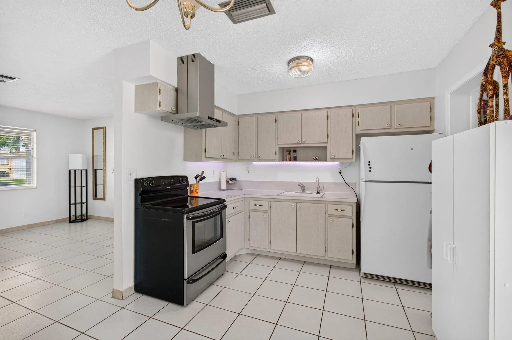 2703 Peer Lane