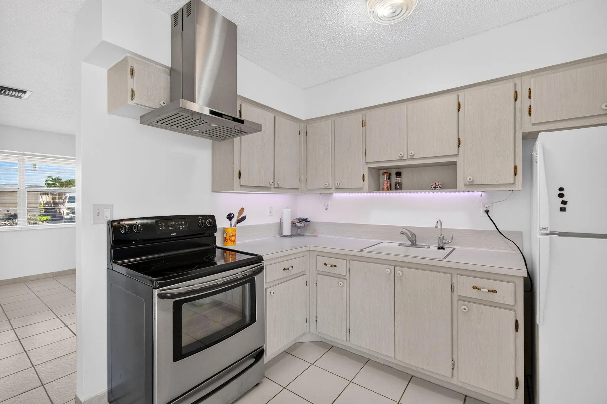 2703 Peer Lane