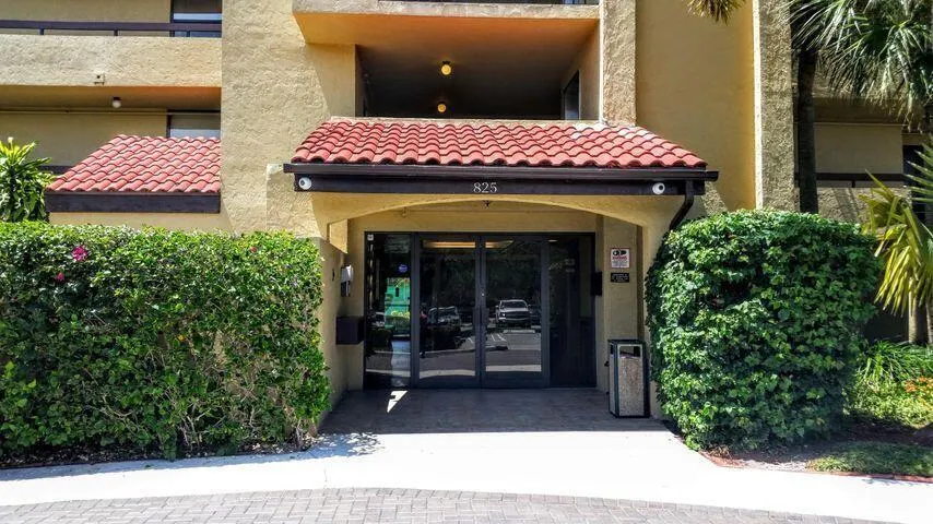 825 EGRET Circle SE #304