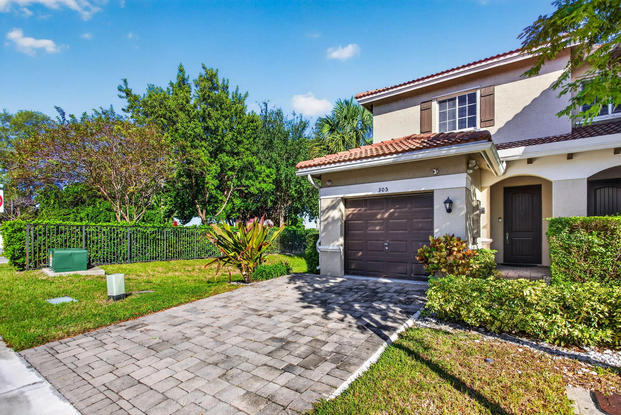 305 NE 47TH Place #305