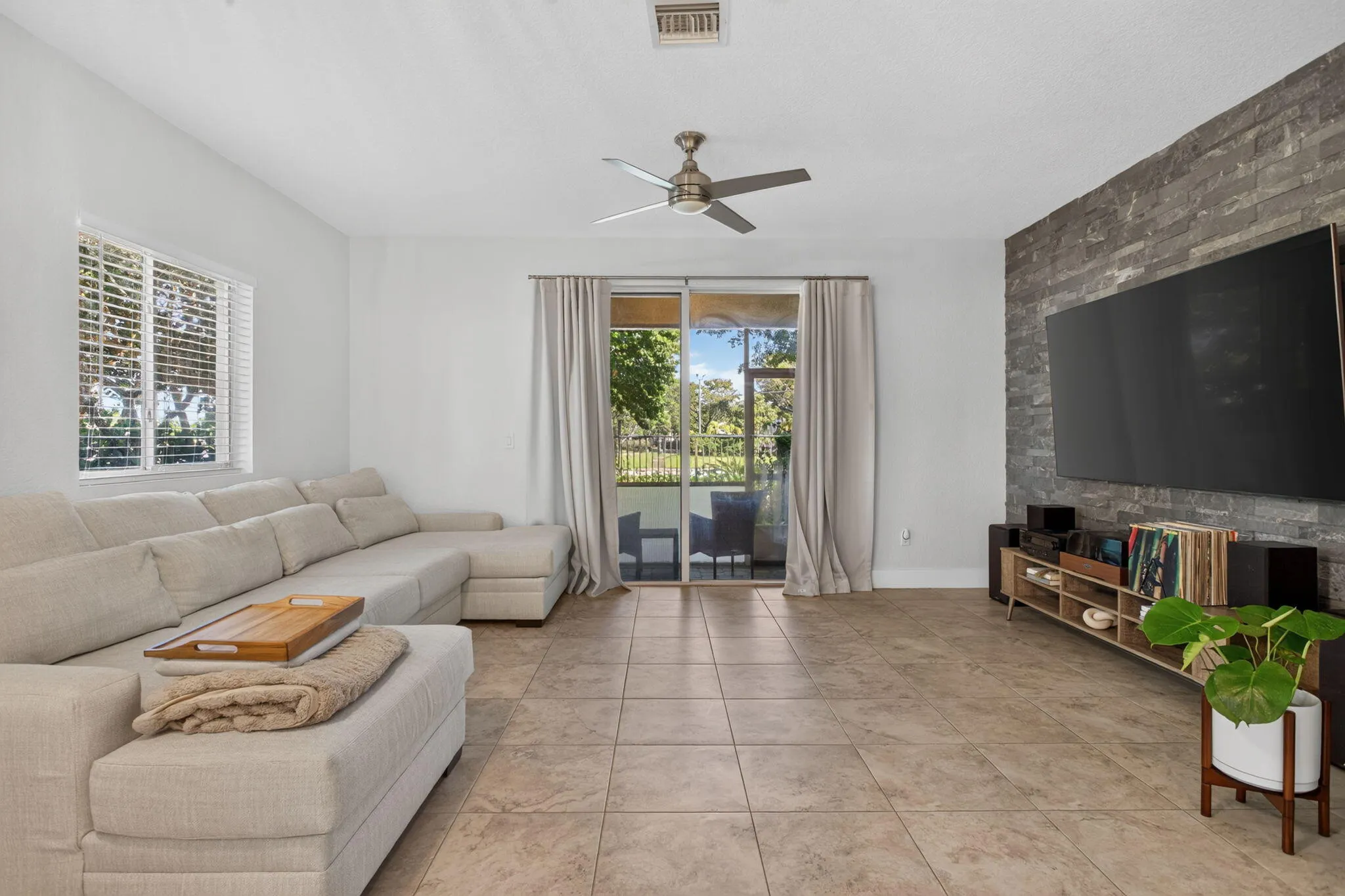 305 NE 47TH Place #305