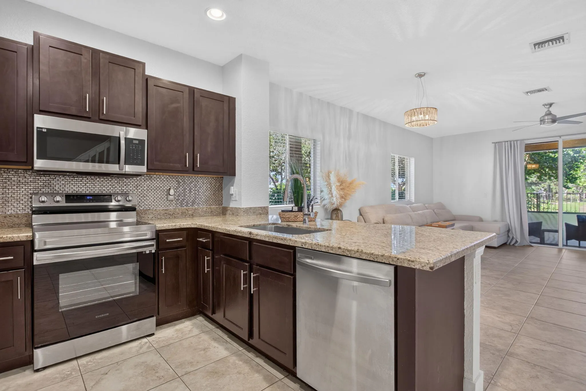 305 NE 47TH Place #305