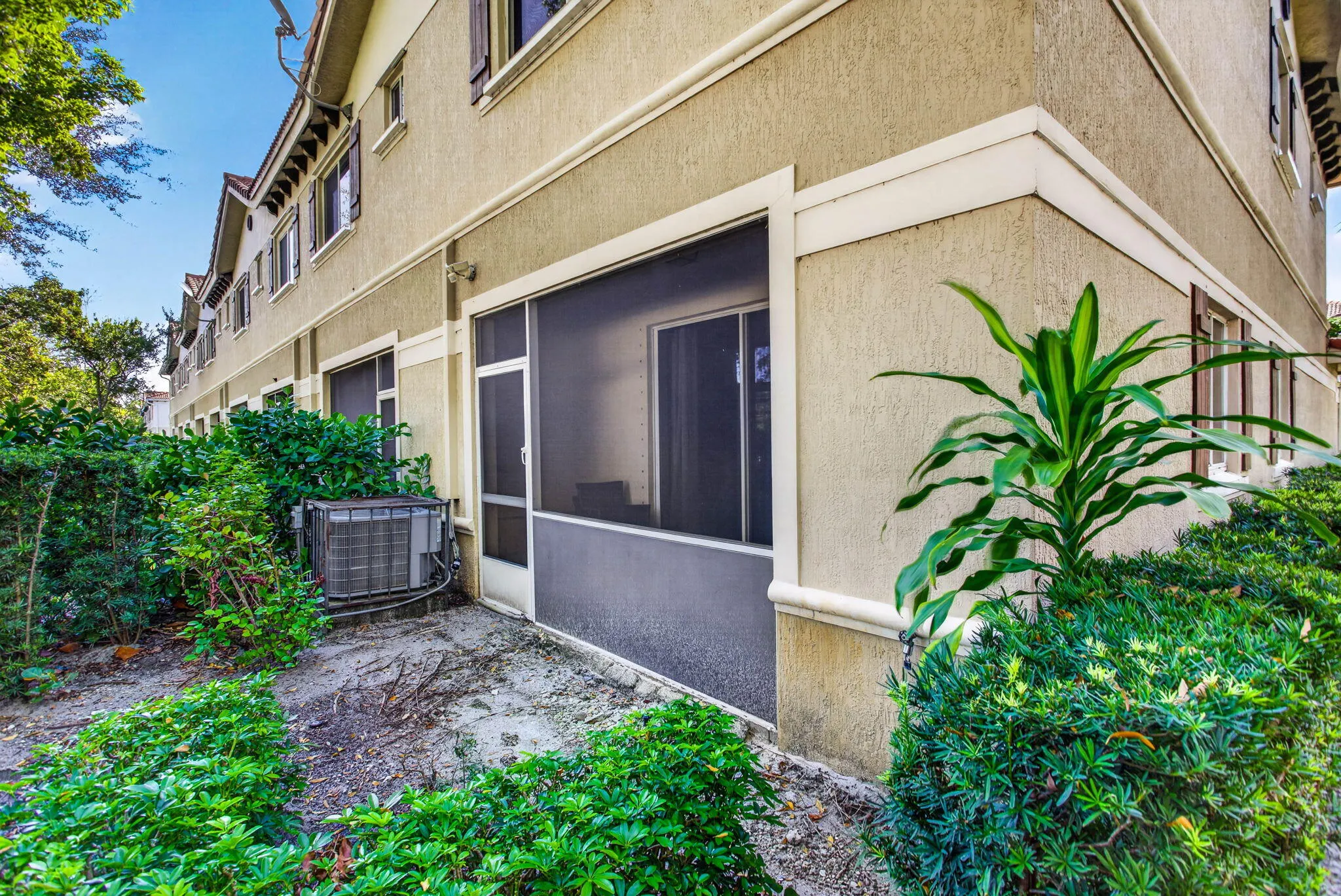 305 NE 47TH Place #305