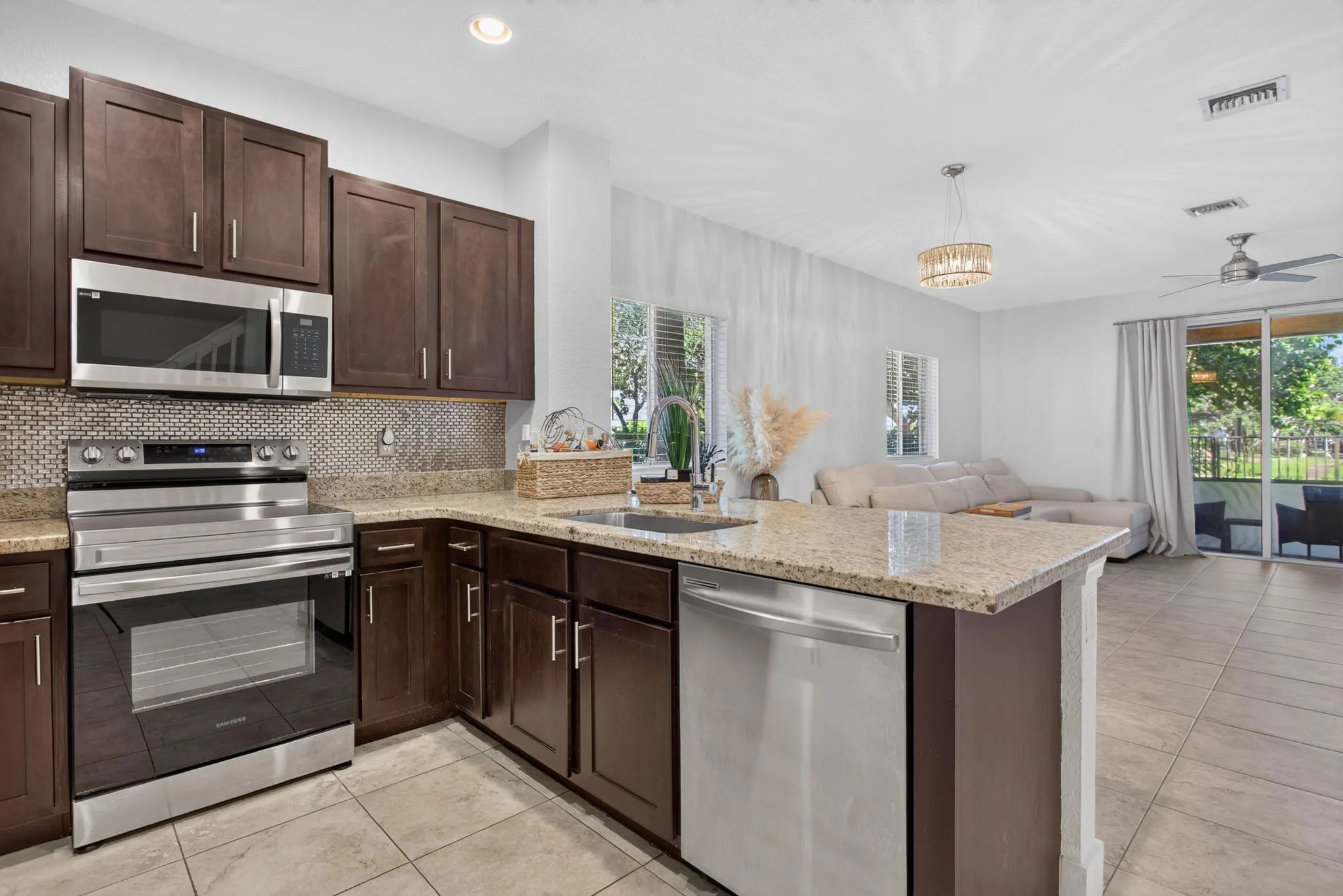 305 NE 47TH Place #305