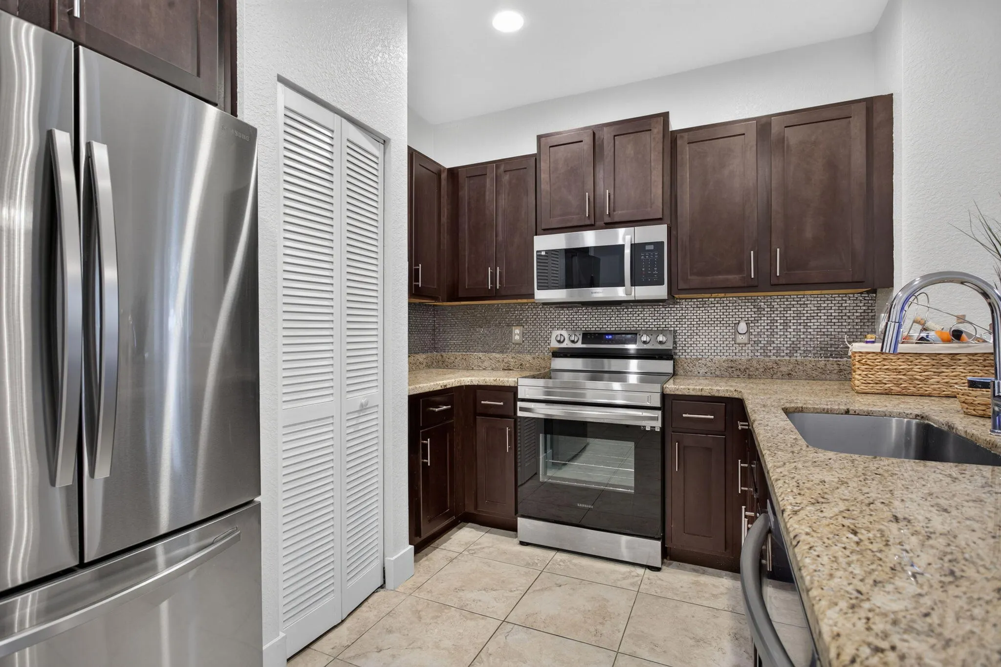 305 NE 47TH Place #305