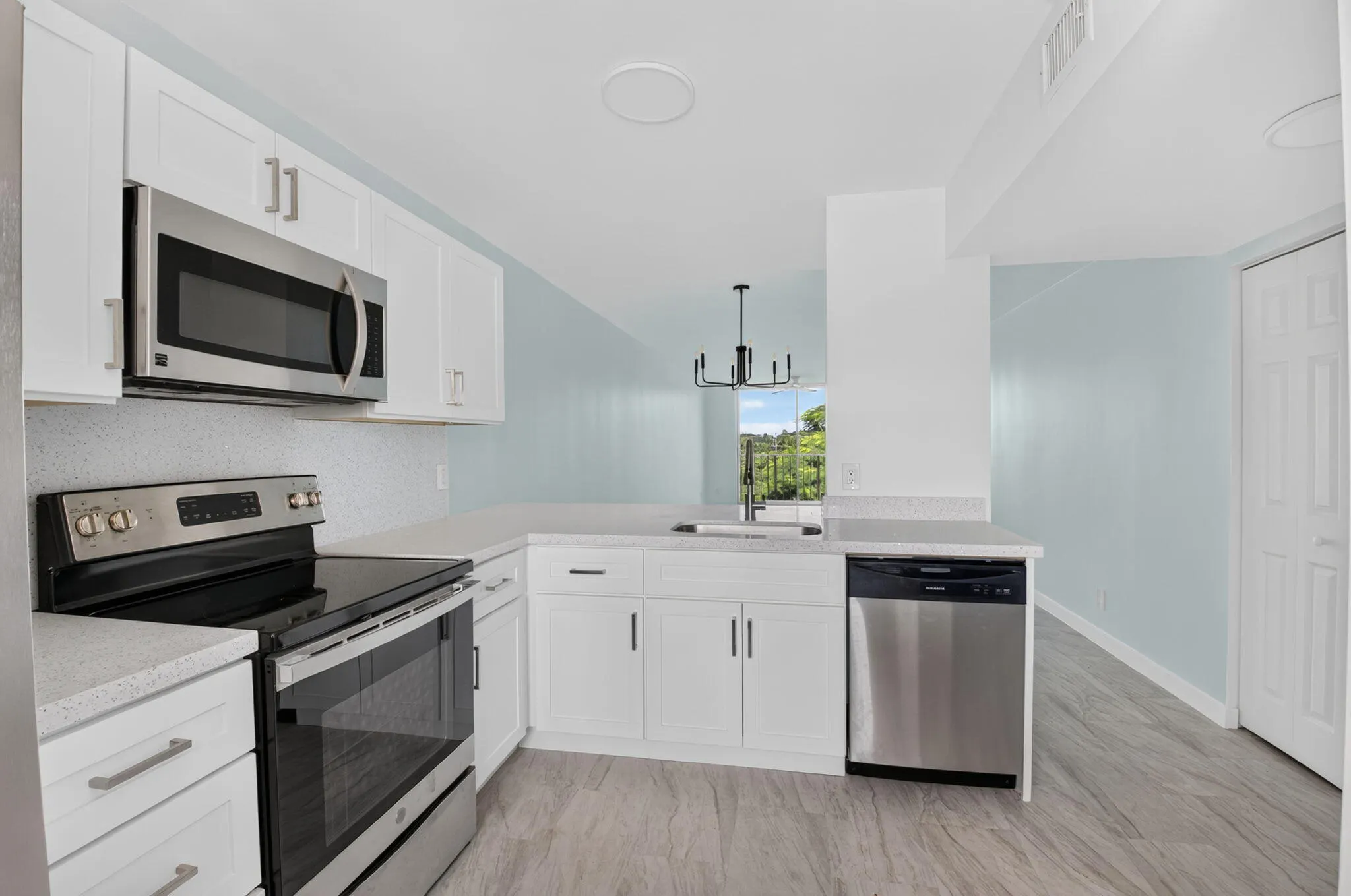 7145 HUNTINGTON Lane #408