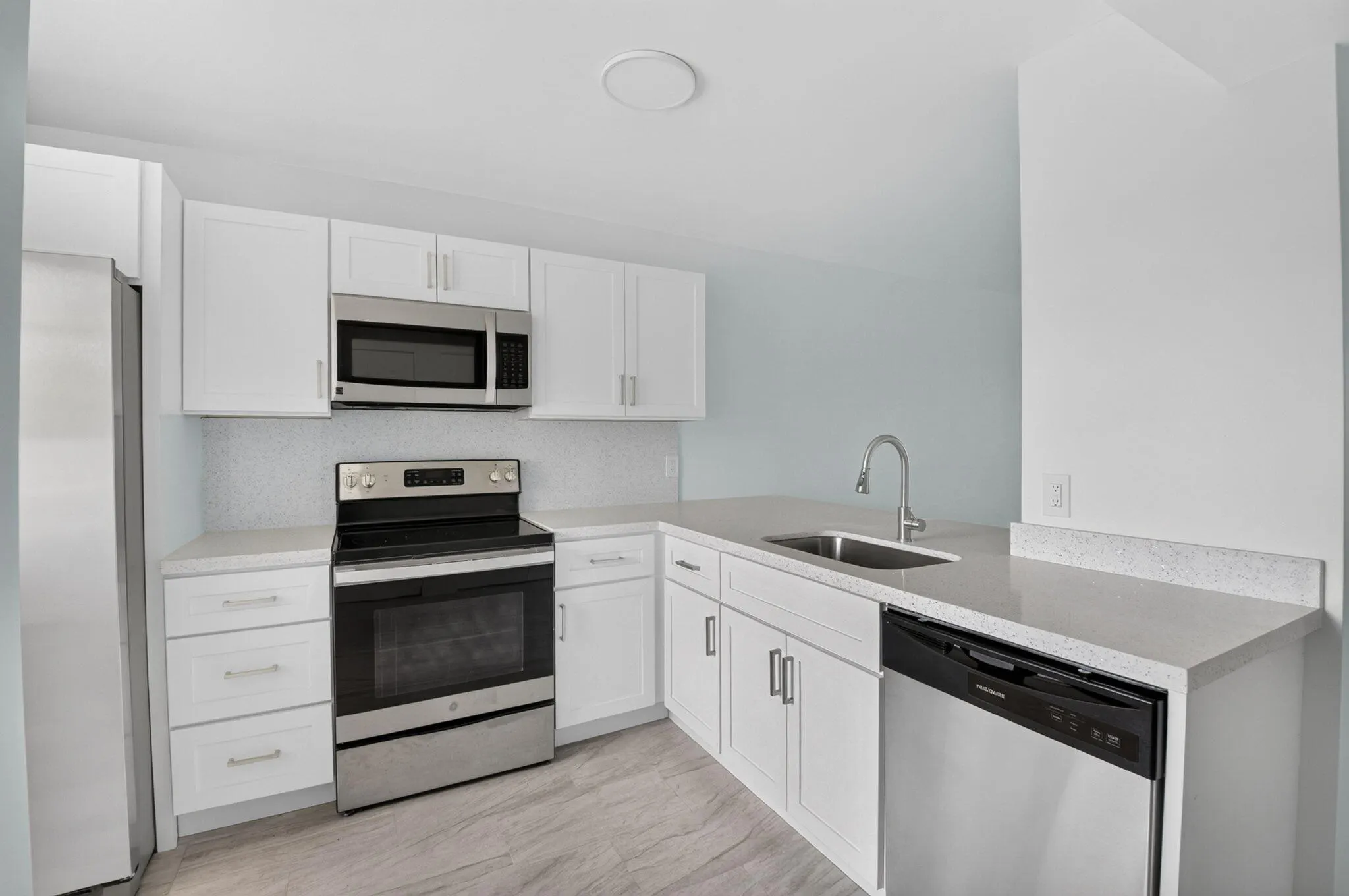 7145 HUNTINGTON Lane #408
