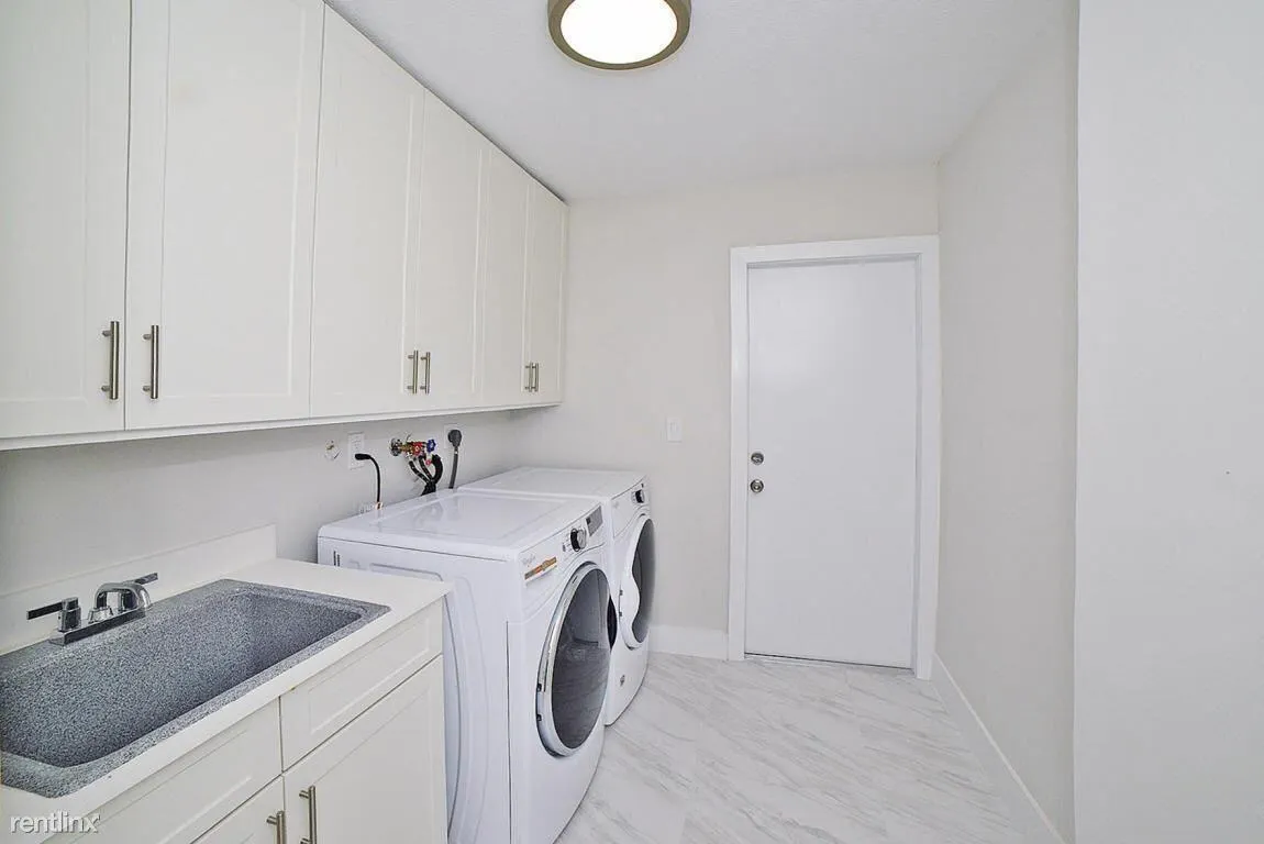 6943 GIRALDA Circle