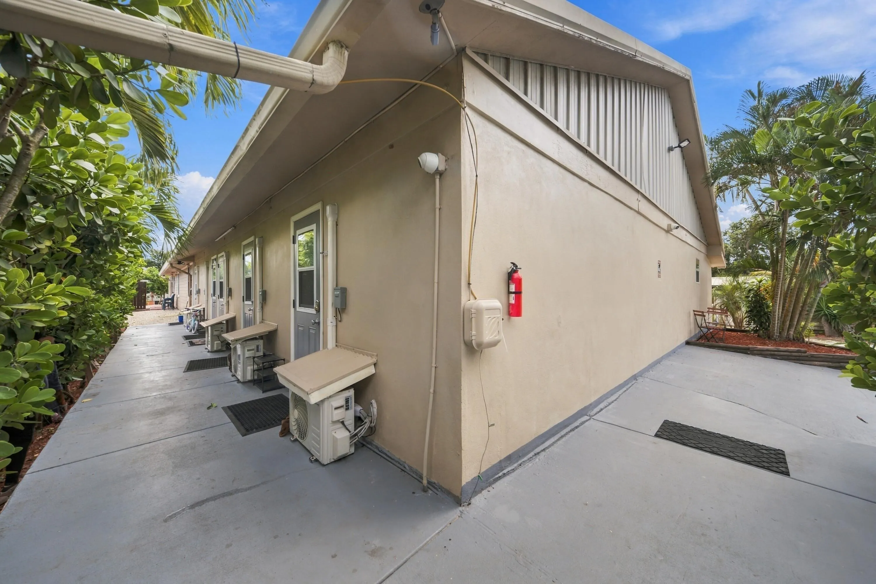 5400 THUNDERBIRD Drive