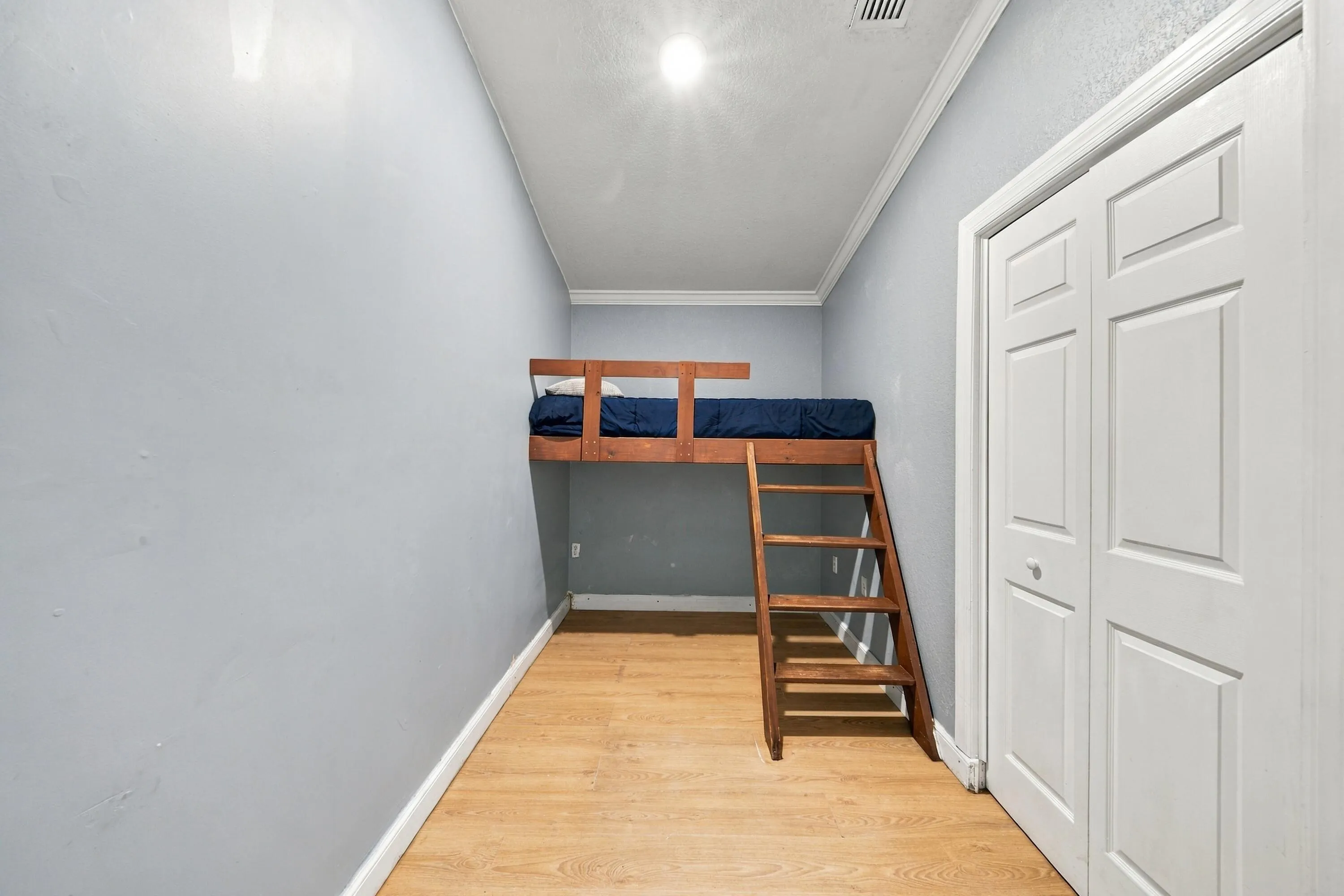 5400 THUNDERBIRD Drive