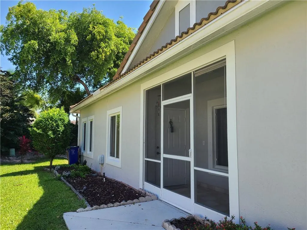 4639 SW 12TH Place