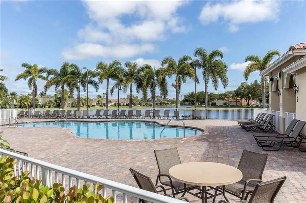 4639 SW 12TH Place