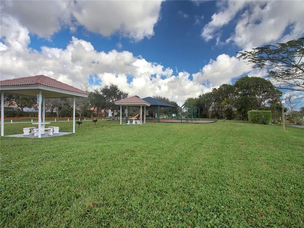 4639 SW 12TH Place
