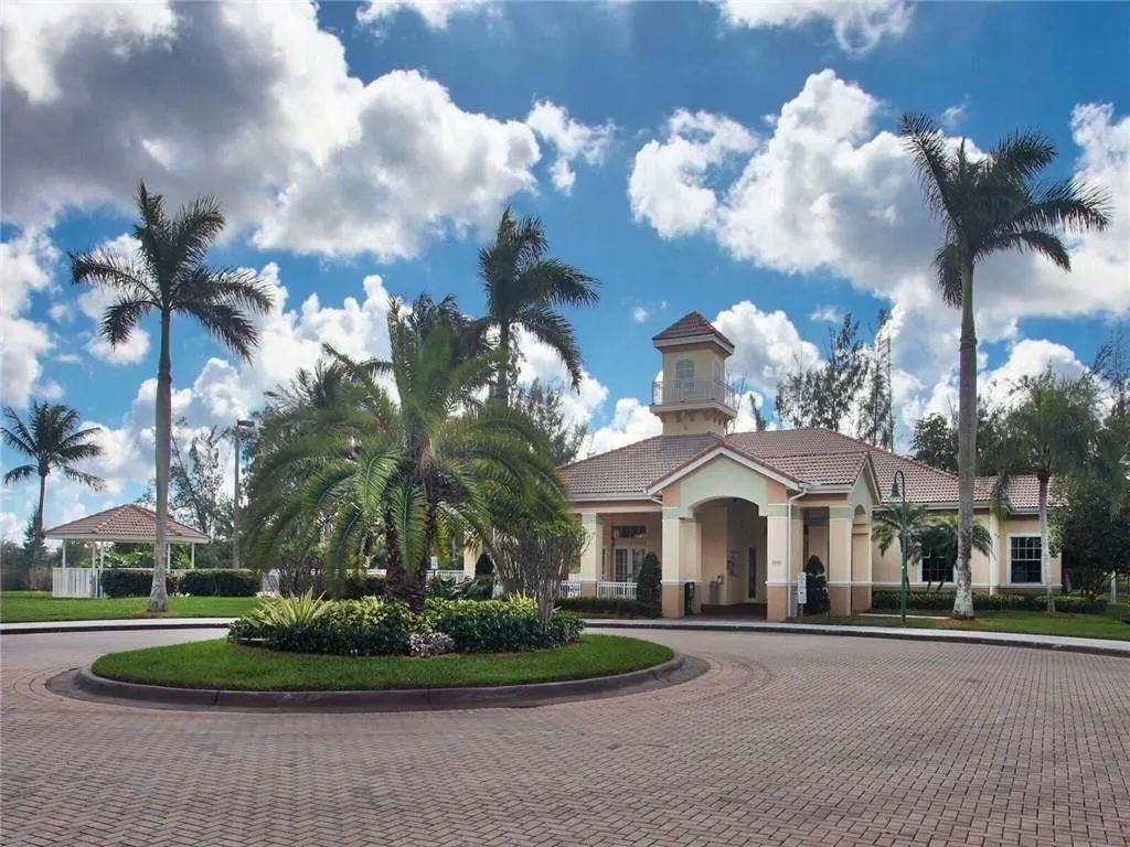 4639 SW 12TH Place