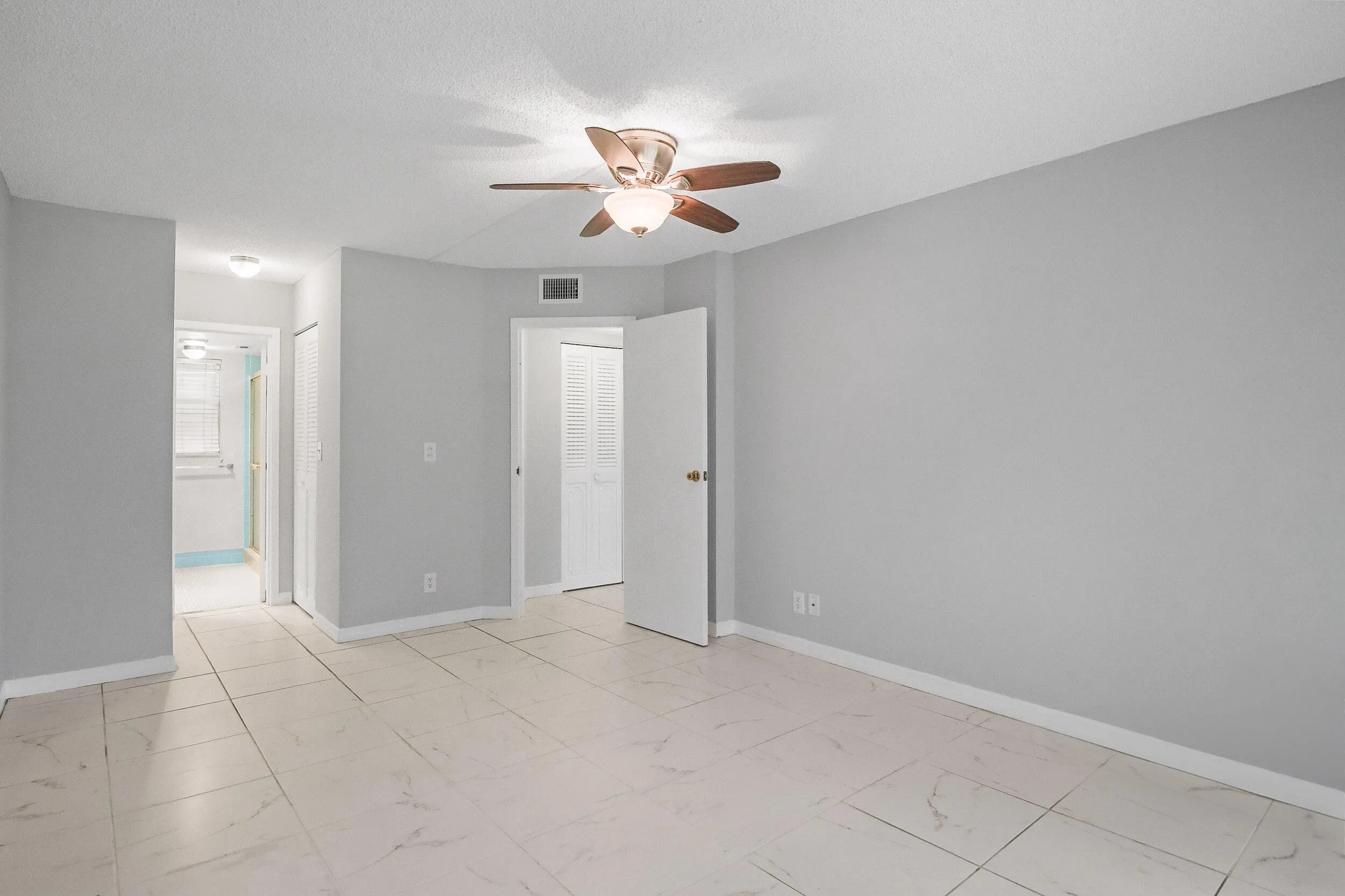 3951 Via Poinciana #211