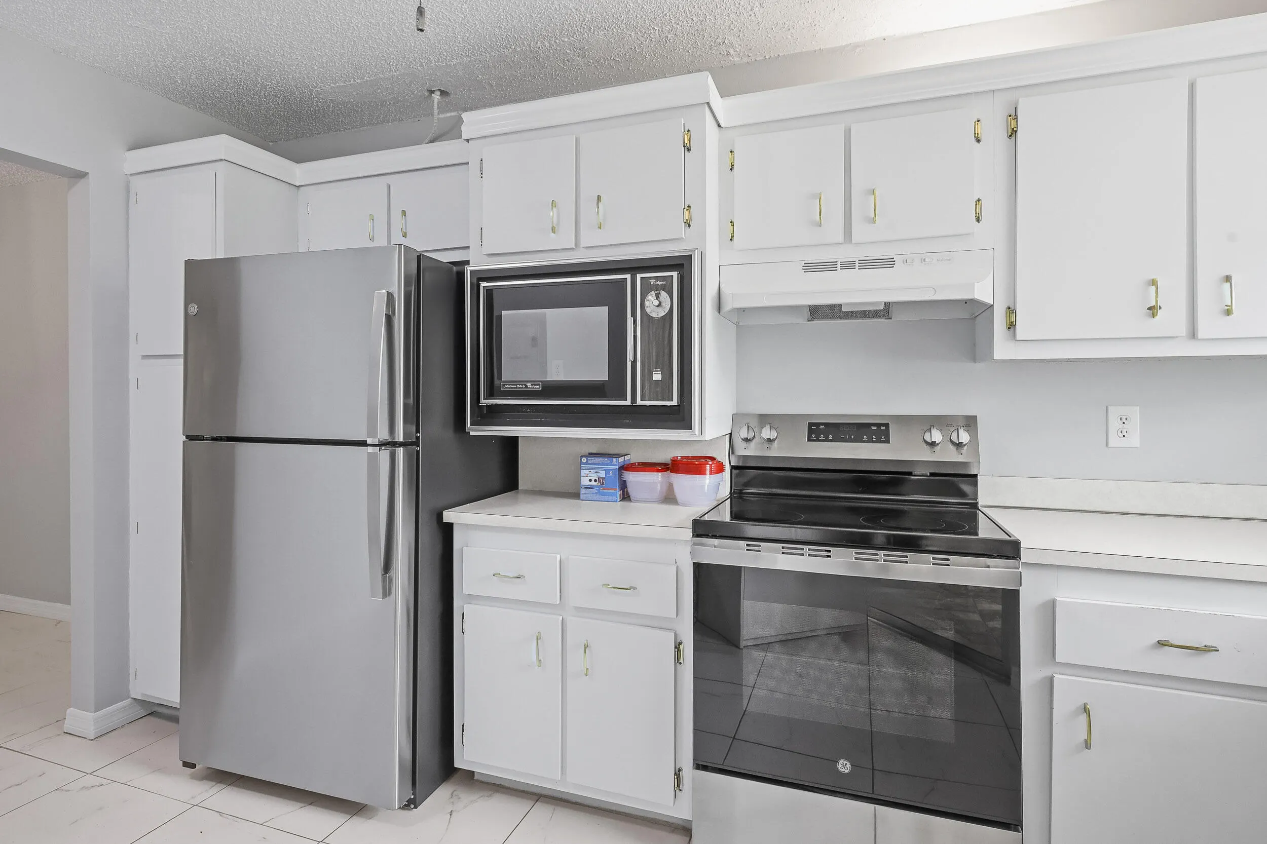3951 Via Poinciana #211