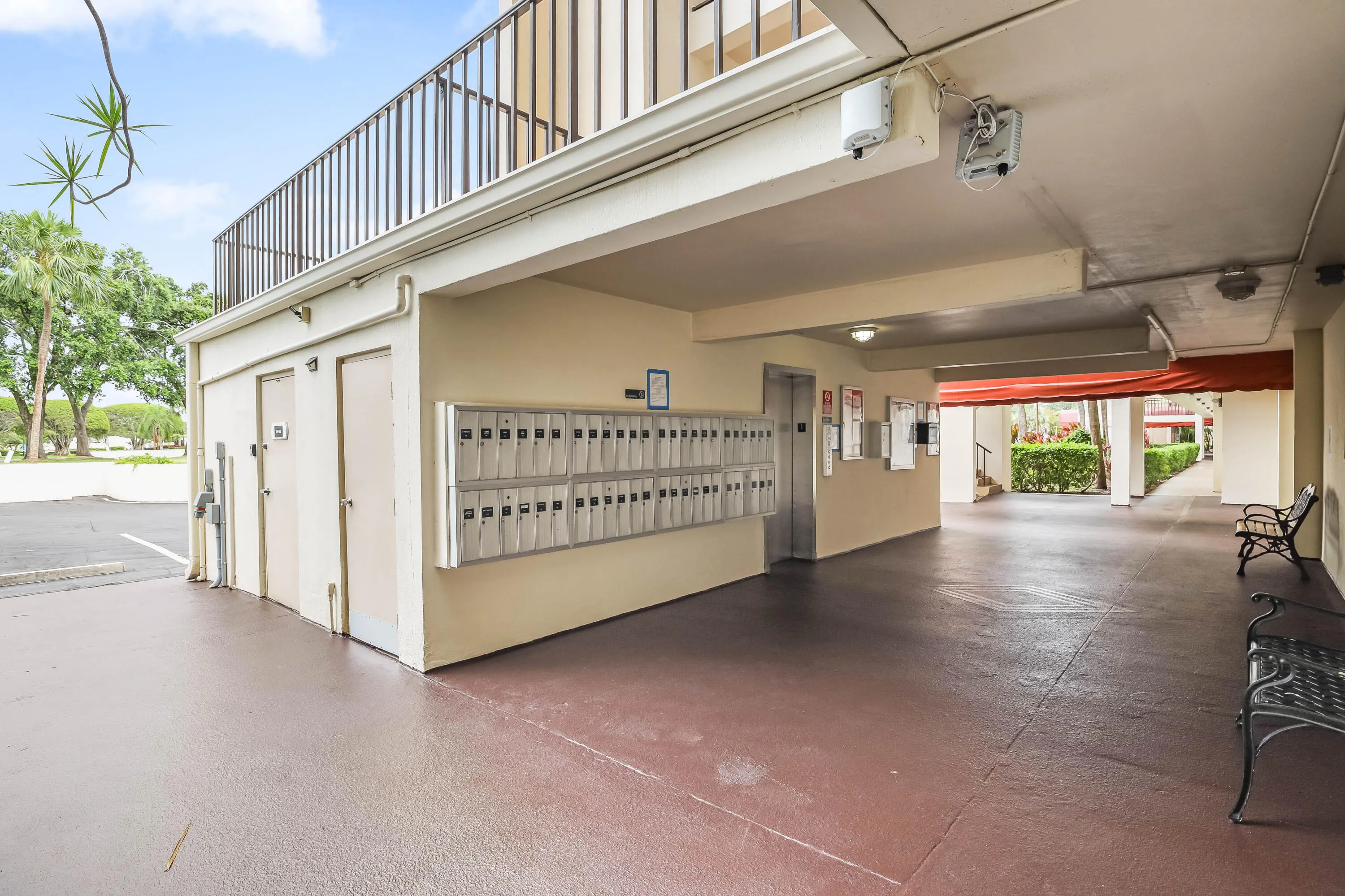 3951 Via Poinciana #211