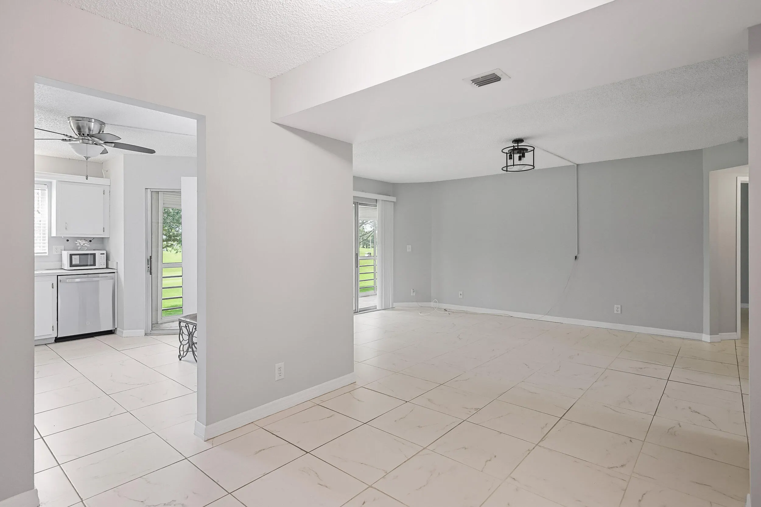 3951 Via Poinciana #211