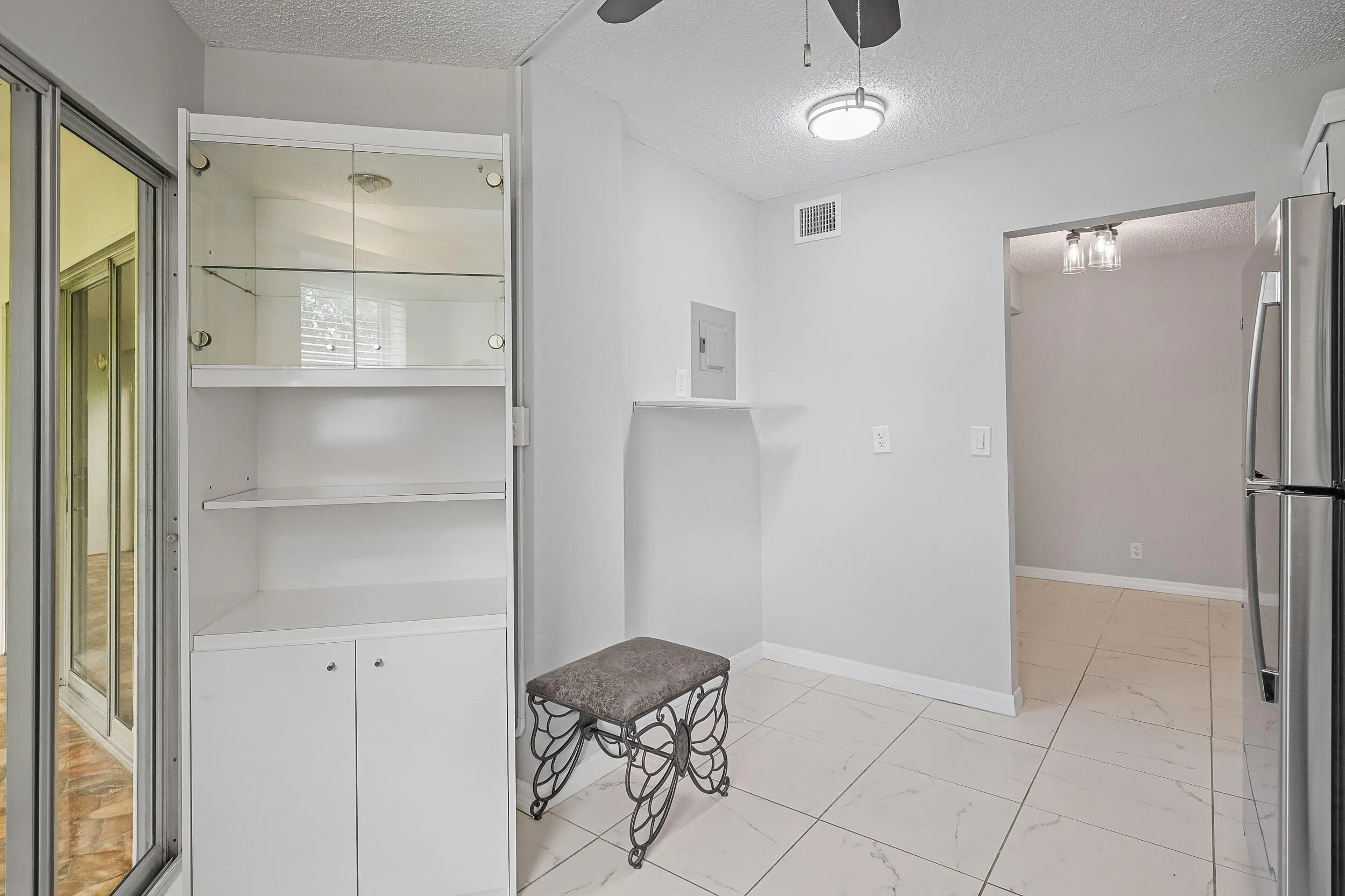 3951 Via Poinciana #211