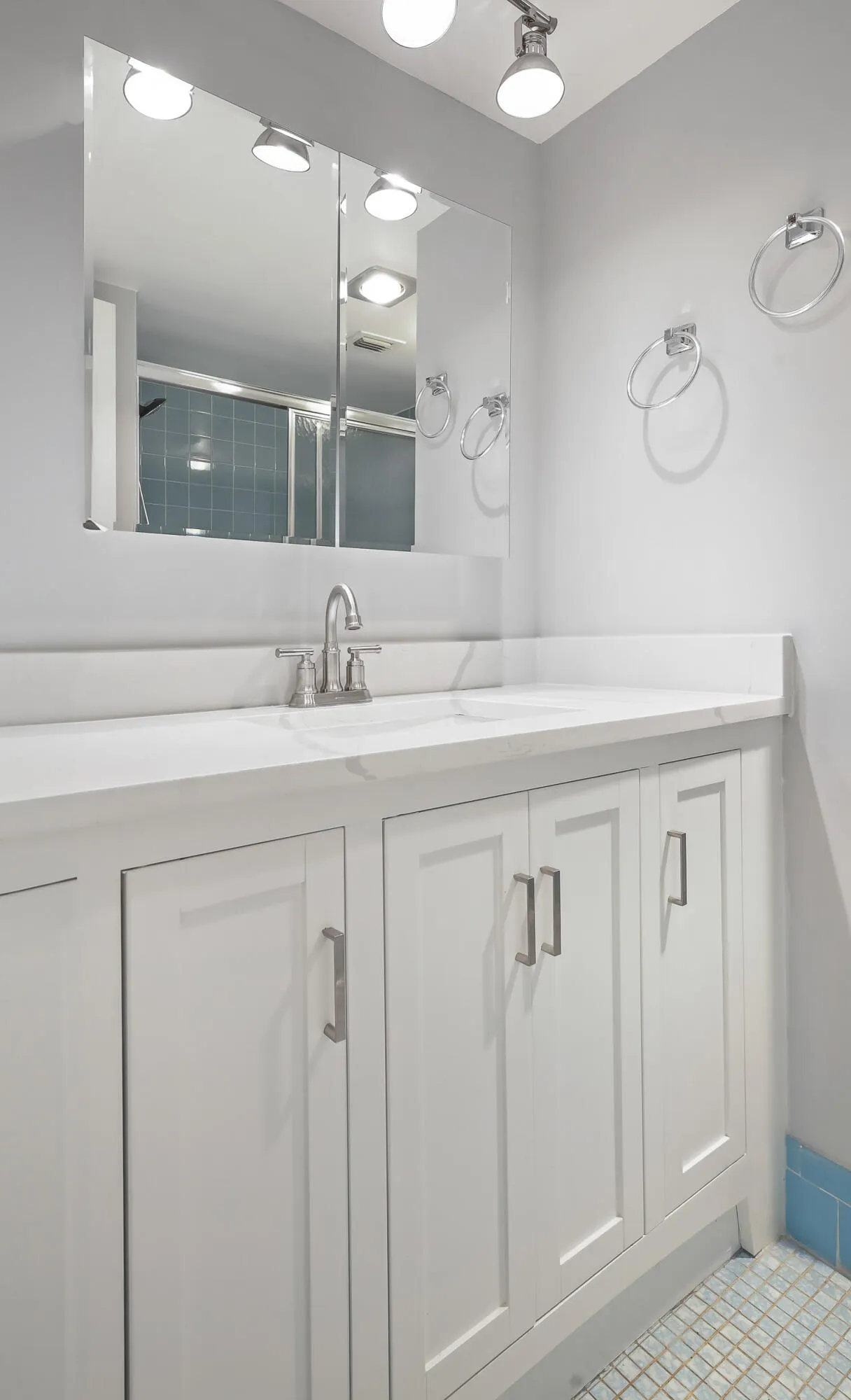 3951 Via Poinciana #211