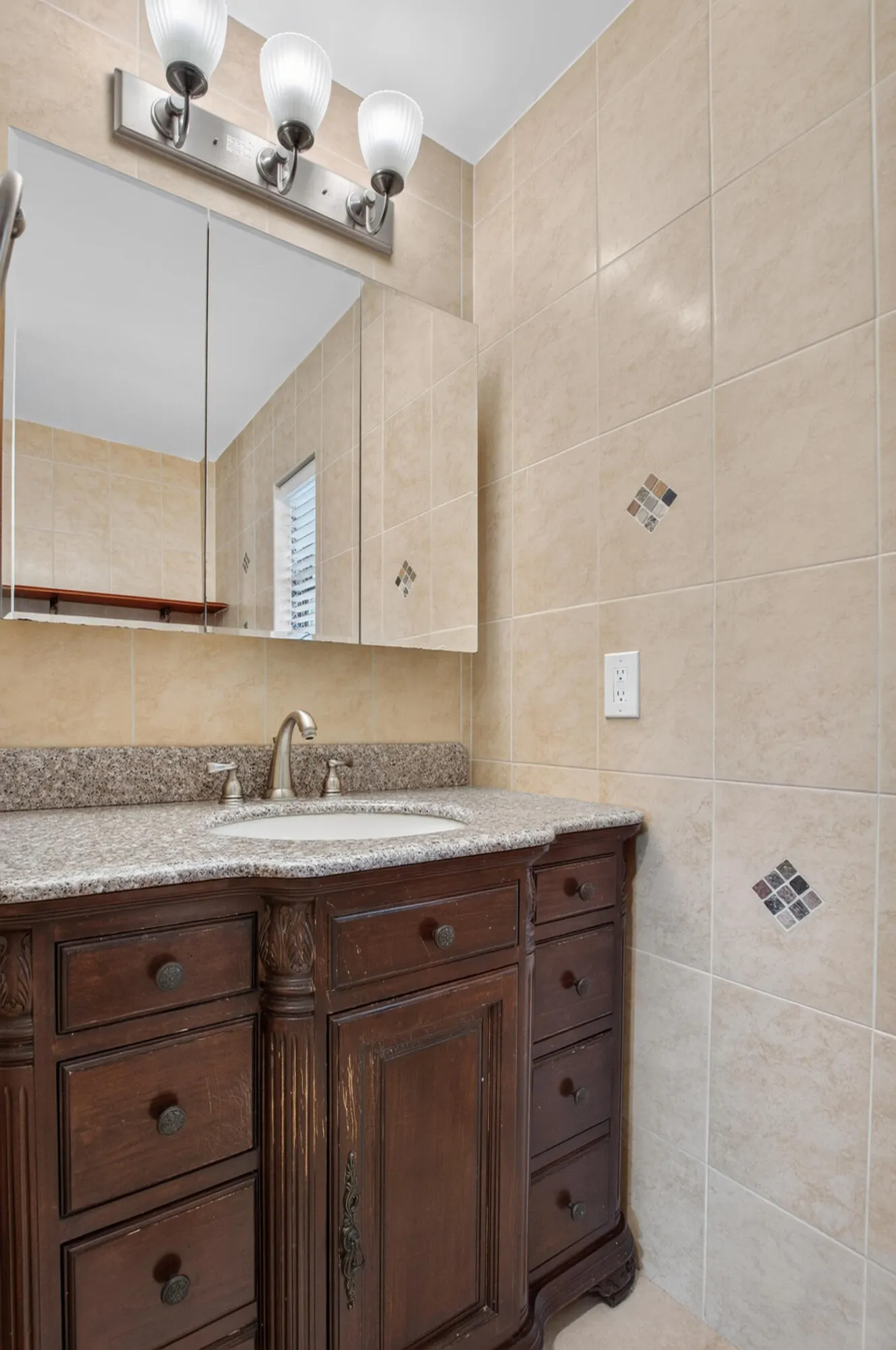 1023 SW 25TH Place
