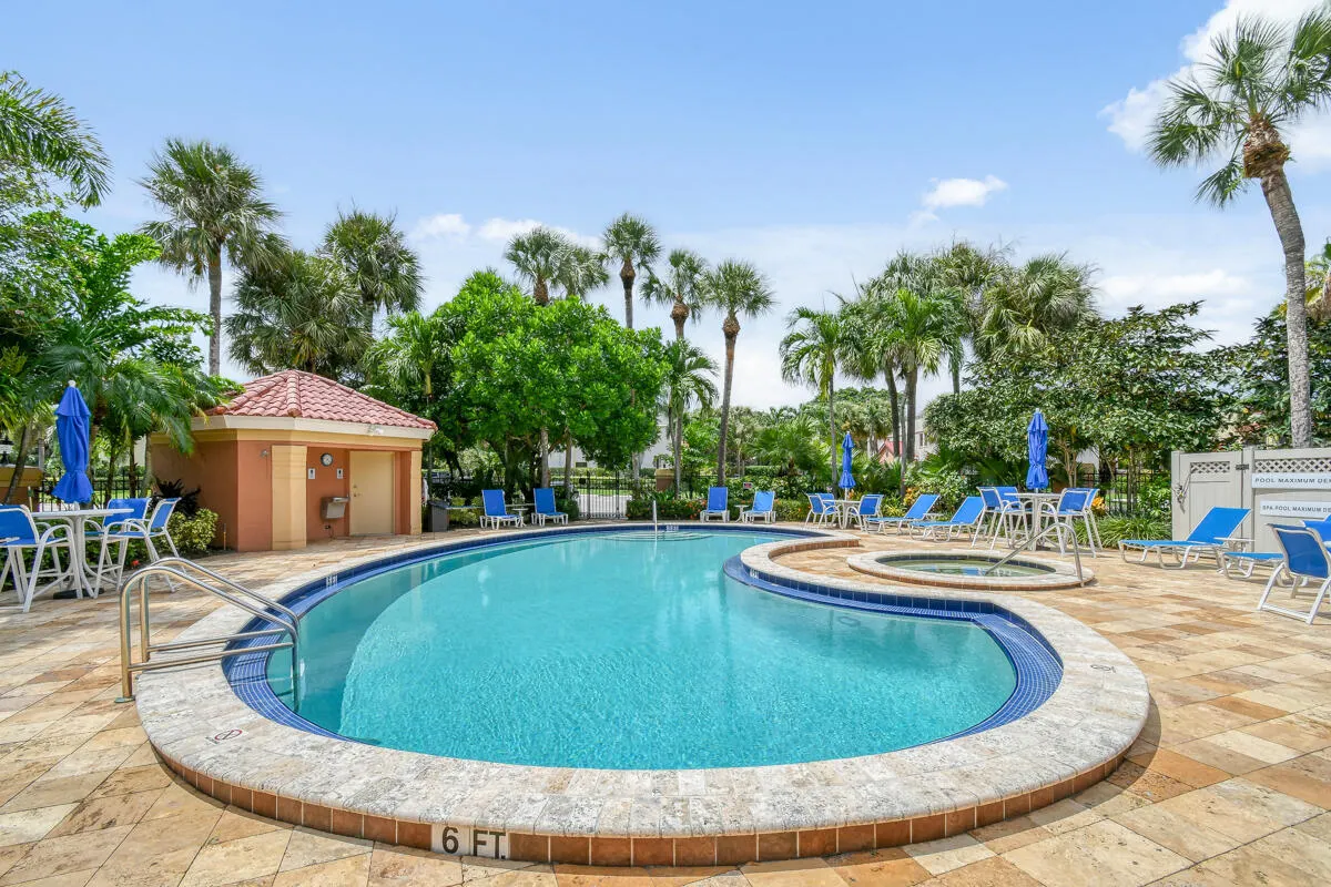 28 Uno Lago Drive