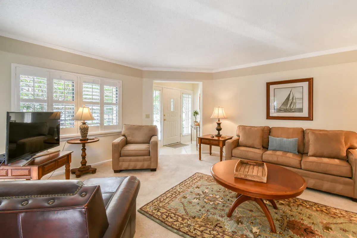 28 Uno Lago Drive