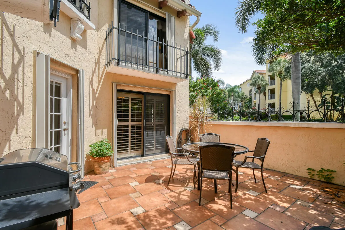 28 Uno Lago Drive