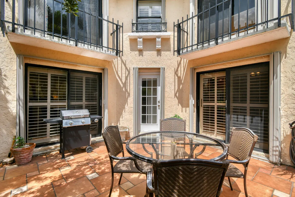 28 Uno Lago Drive