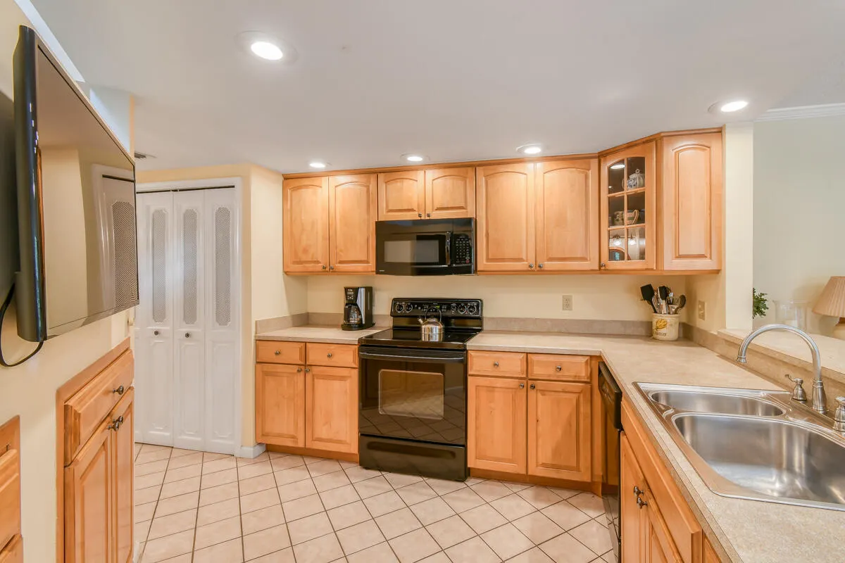 28 Uno Lago Drive