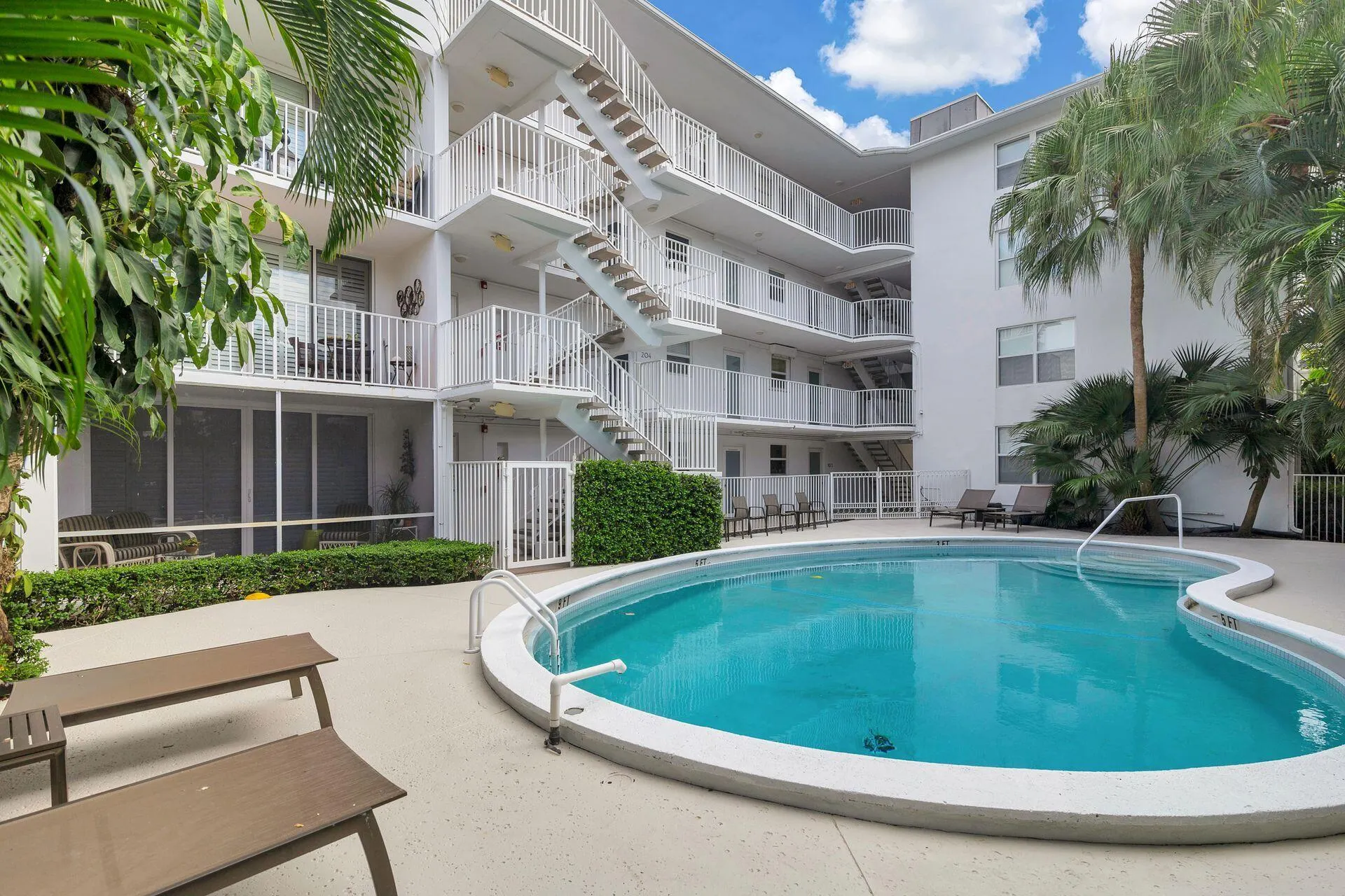 401 PERUVIAN Avenue #1040