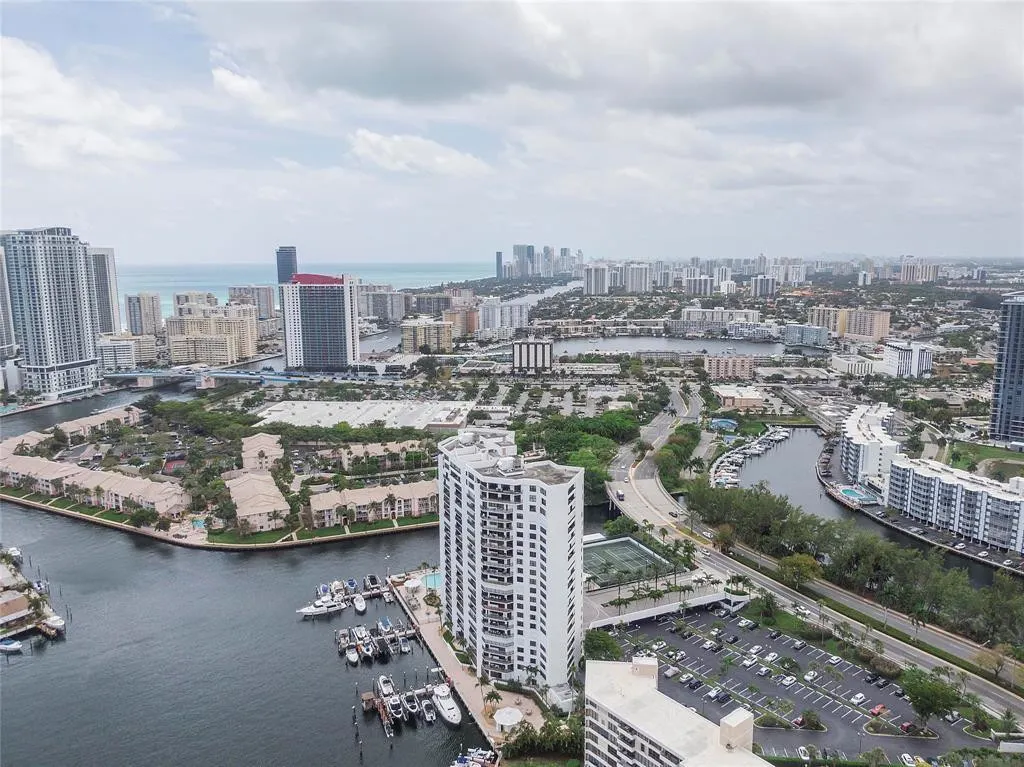 300 THREE ISLANDS Boulevard #306