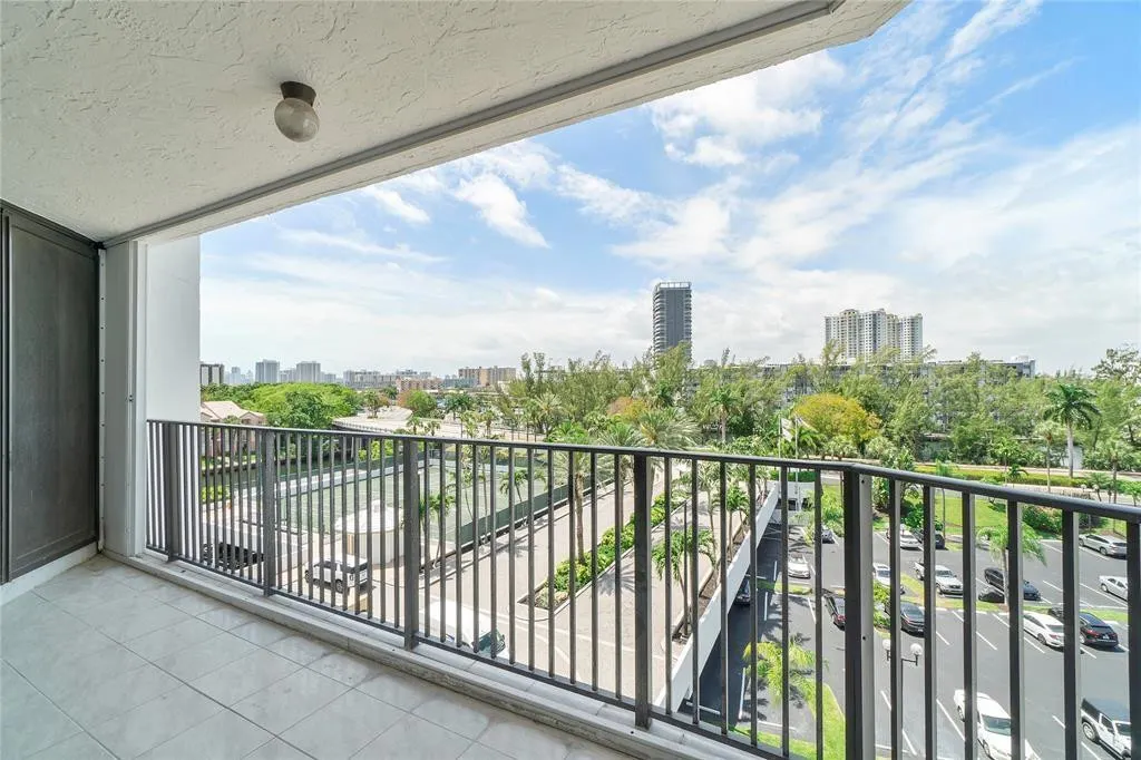 300 THREE ISLANDS Boulevard #306