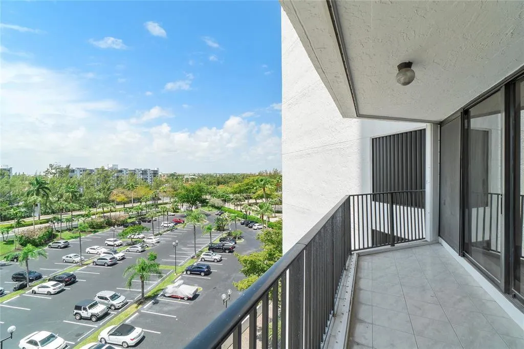 300 THREE ISLANDS Boulevard #306