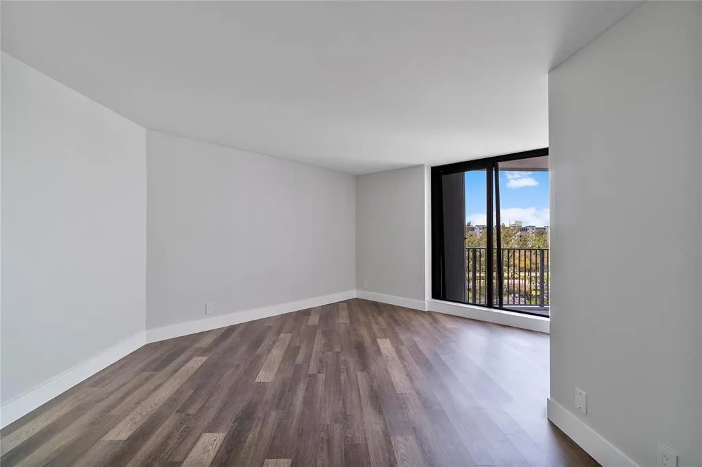 300 THREE ISLANDS Boulevard #306