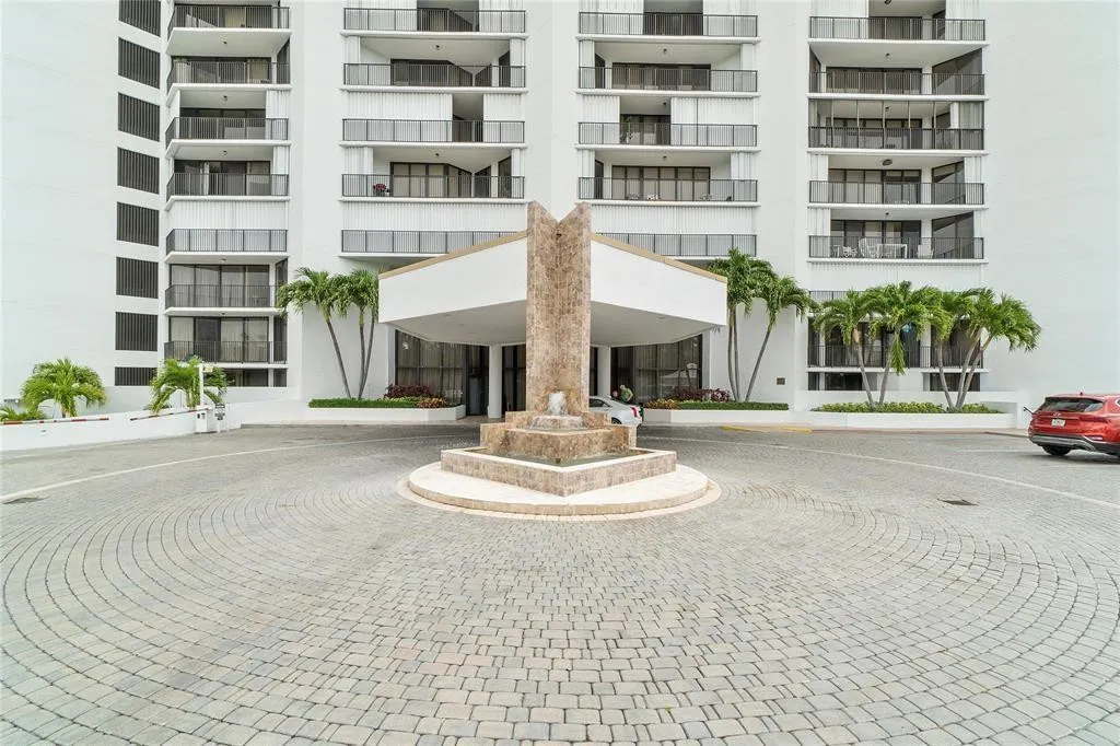 300 THREE ISLANDS Boulevard #306