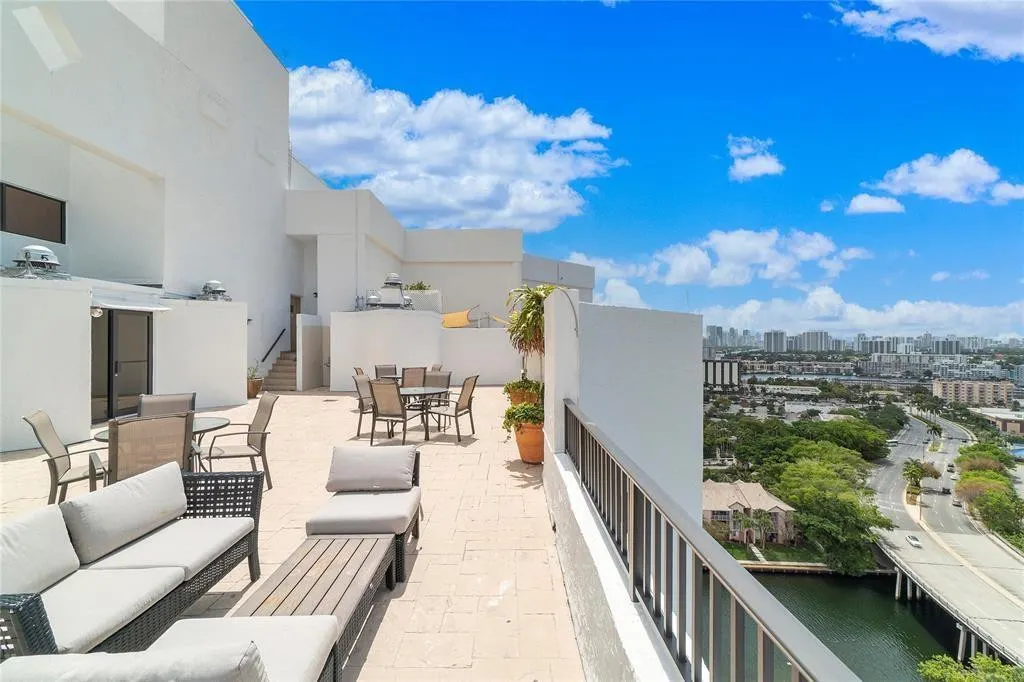 300 THREE ISLANDS Boulevard #306