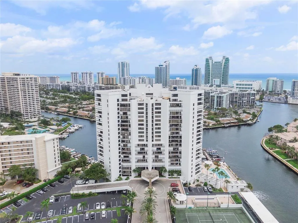 300 THREE ISLANDS Boulevard #306