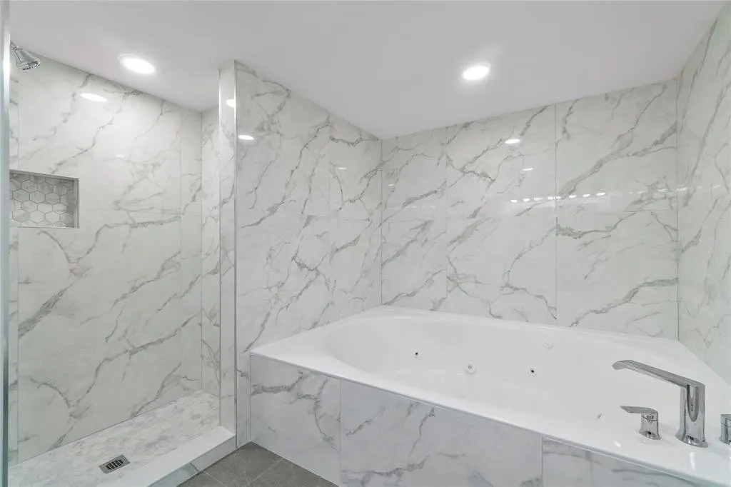 300 THREE ISLANDS Boulevard #306
