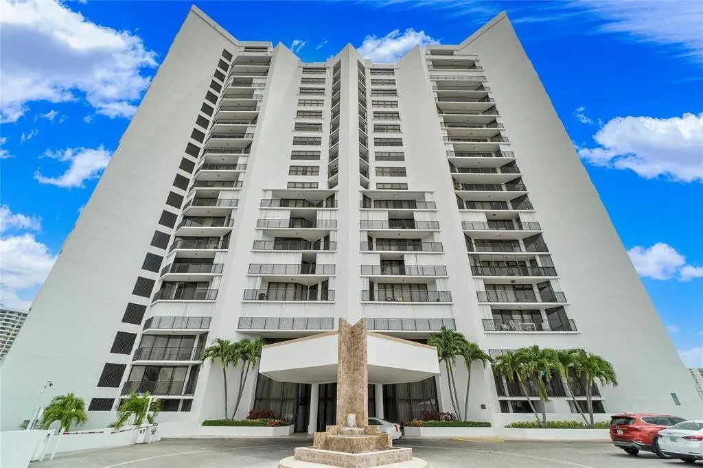 300 THREE ISLANDS Boulevard #306